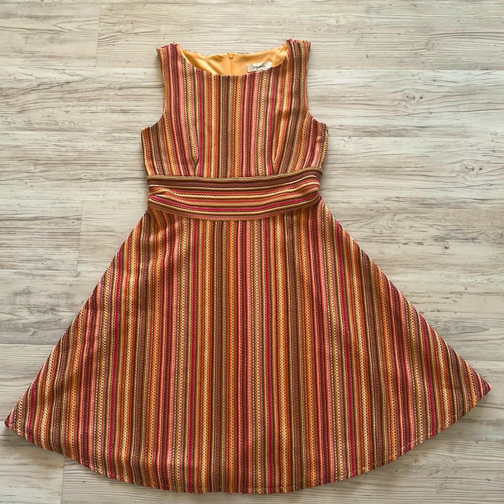 Comfy summer dress with crochet pattern from Dress Barn. Size 6.